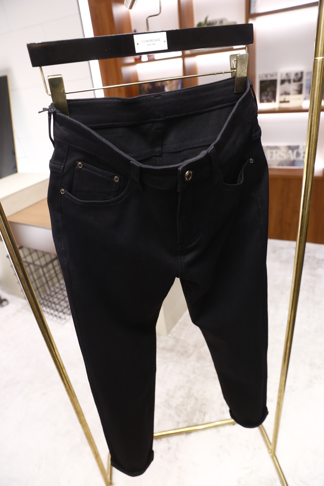 🔥普拉*/Pr*da.2025秋季新款原单高端男士深色百搭休闲牛仔裤！奢华经典品牌字母LOGO配饰 身穿