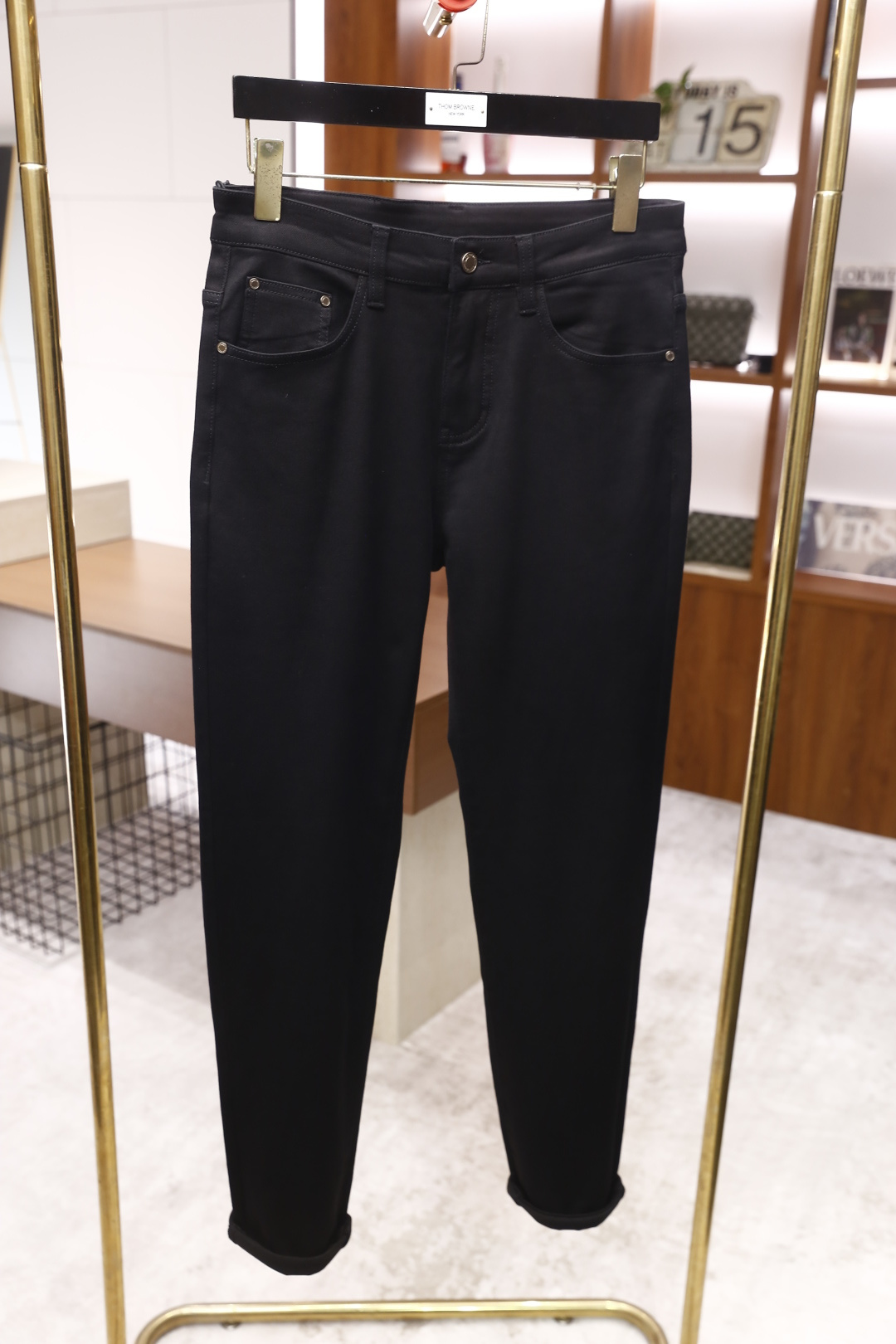 🔥普拉*/Pr*da.2025秋季新款原单高端男士深色百搭休闲牛仔裤！奢华经典品牌字母LOGO配饰 身穿