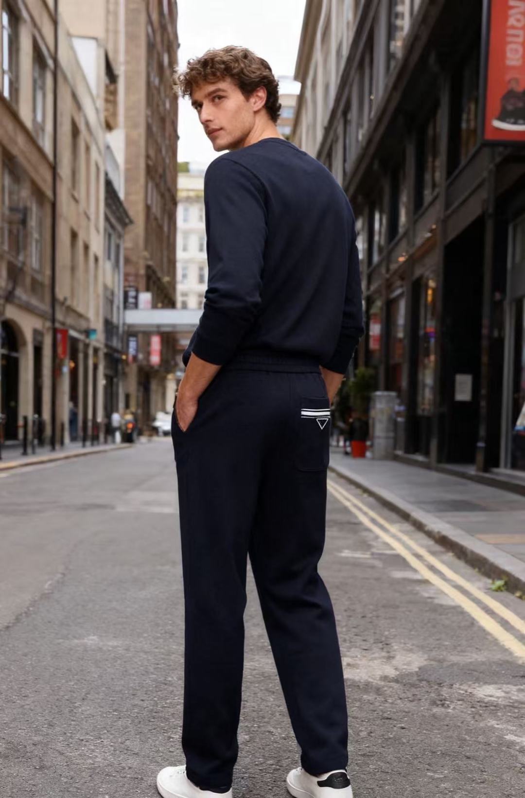 NO:613201,Pr*/Pr*da. 25 new autumn fashion men's casual sweatpants, made of imported high-end top-grade customized cotton fabrics, luxurious classic brand triangle logo design, casual and comfortable on the upper body!  Fashionable elastic waist, versatile and non-restrictive!  The same product from overseas European counters, the upper body is fashionable and sporty, very low-key without losing the luxurious taste!  The stitching is meticulous and strong!  Perfect three-dimensional tailoring, highly recommended to purchase!  Counter sizes 48-56, shipped the next day!  ,,prada,alexander wang19860909普拉*/Pr*da. 25秋季新品时尚男士休闲卫裤,采用进口高档顶级定制棉面料,奢华经典品牌三角标logo设计 上身随意舒服！时尚松紧腰百搭搭配无束缚感！海外欧洲专柜同品,上身时尚运动显时尚,很低调且不失奢华品味！车工缝线细致而强悍！完美立体剪裁,强烈推荐购入货色！专柜尺码48-56,隔天出货！,,prada,alexander wang,Men's clothing