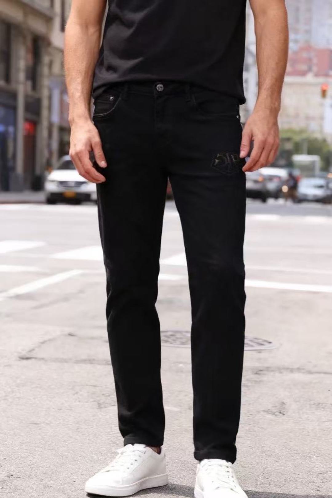 NO:613220,Dior/Christian Di*r. 2025 new autumn original high-end men's dark versatile casual jeans!  Luxurious classic brand customized LOGO accessories are very comfortable to wear, low-key yet luxurious, and look very classy. Needless to say, the style and tailoring of the pants. The upper body is exquisite and high-end, made of top-quality materials. The real denim is made of high-end top-quality washed denim fabrics, which are of outstanding quality. After heavy washing, the pants are very soft!  Don't be picky, the upper body is absolutely stylish and extremely luxurious. The counter sizes are 29-36, and 35 is available!  Ships next day!  ,,dior,jeans,alexander wang19860909迪奥/Christian Di*r. 2025秋季新款原单高端男士深色百搭休闲牛仔裤！奢华经典品牌定制LOGO配饰 身穿着非常舒适 低调不失奢华 穿出去非常有档次 裤型款式和裁剪亦无需多言 上身精致跃然高档一等一顶级质料 真正殿堂级的牛仔布选用 高档顶级洗水牛仔面料,品质卓然,经过重水洗使得裤子很柔软！不挑人 上身绝对的有型 极度奢华. 专柜尺码 29-36,有35！隔天出货！,,dior,jeans,alexander wang,Men's clothing