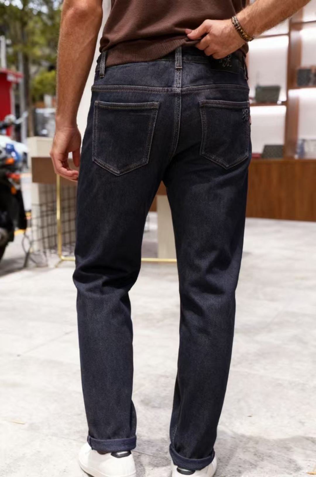 NO:621918,Loewe. 25 new autumn fashion men's original high-end jeans!  Luxurious classic brand LOGO accessories are very comfortable to wear, low-key yet luxurious, and look very classy. Needless to say, the style and cut of the pants. The upper body is exquisite and high-end, made of top-quality materials. The real denim is made of high-end top-quality washed denim fabrics. The quality is outstanding. After heavy washing, the pants are very soft!  Don't be picky, the upper body is absolutely stylish and extremely luxurious. The counter sizes are 29-38, and 35 is available!  Ships next day!  ,,loewe,jeans,alexander wang19860909罗意威. 25秋季新款时尚男士原单高端牛仔裤！奢华经典品牌LOGO配饰 身穿着非常舒适 低调不失奢华 穿出去非常有档次 裤型款式和裁剪亦无需多言 上身精致跃然高档一等一顶级质料 真正殿堂级的牛仔布选用 高档顶级洗水牛仔面料,品质卓然,经过重水洗使得裤子很柔软！不挑人 上身绝对的有型 极度奢华. 专柜尺码29-38,有35！隔天出货！,,loewe,jeans,alexander wang,Men's clothing