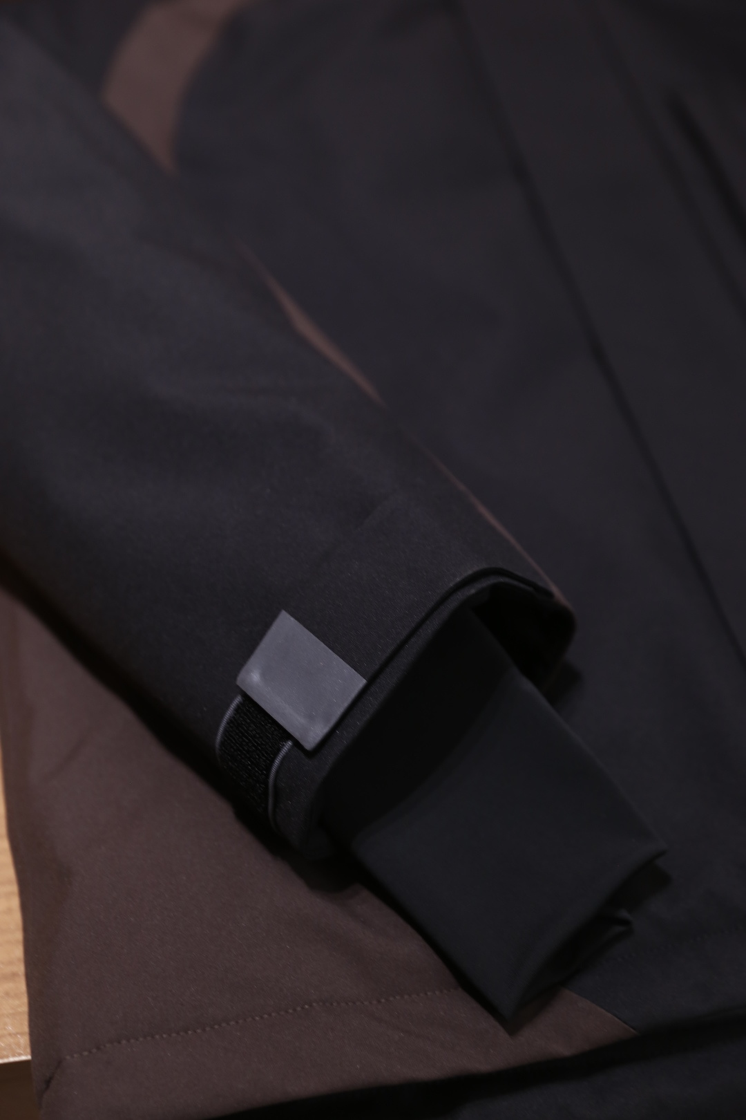 🔥lP🆕.2025秋冬新款！时尚男士黑色连帽外套👍内里采用90白鸭绒填充🔥采用高密度面料，兼具防风与防水