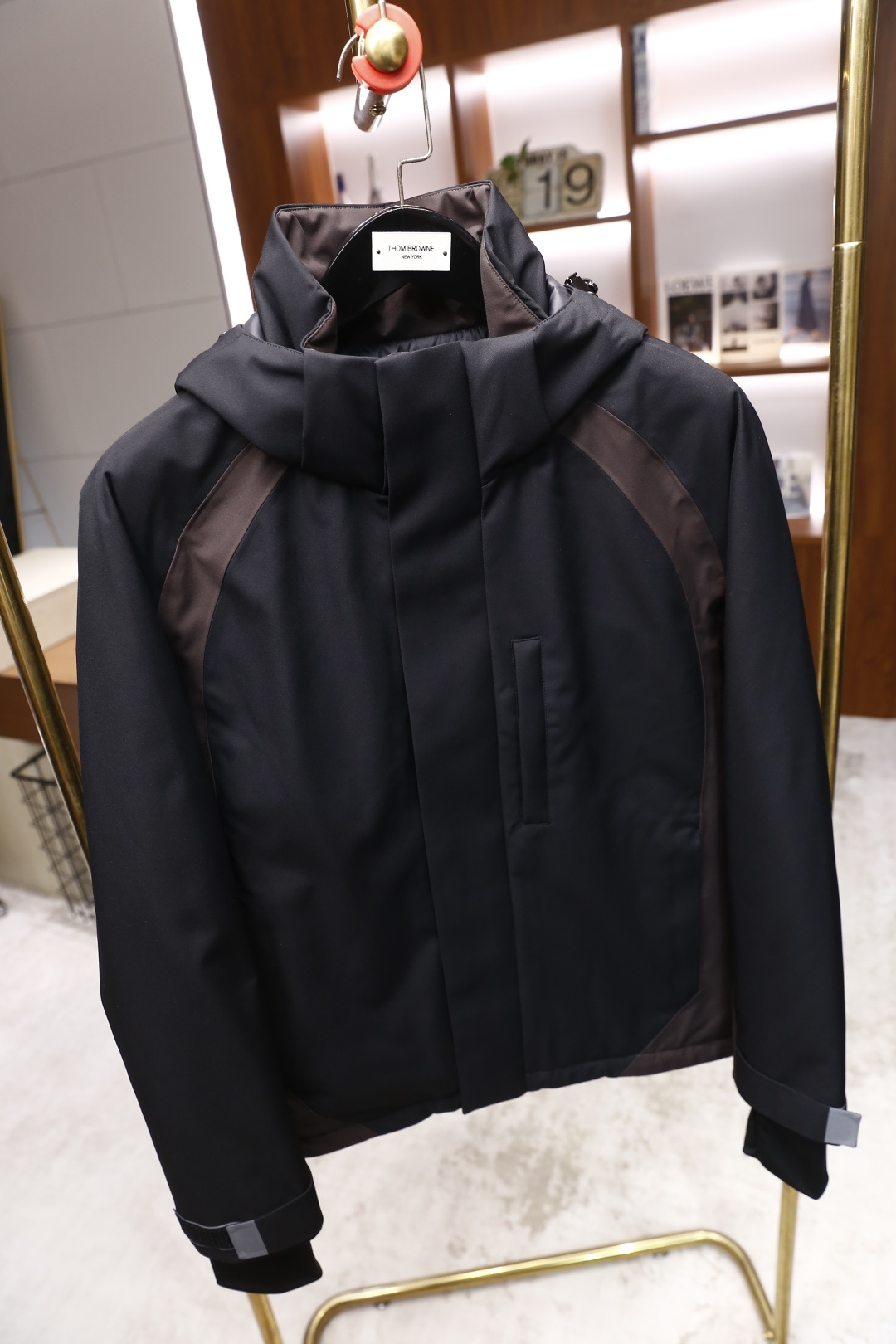 🔥lP🆕.2025秋冬新款！时尚男士黑色连帽外套👍内里采用90白鸭绒填充🔥采用高密度面料，兼具防风与防水