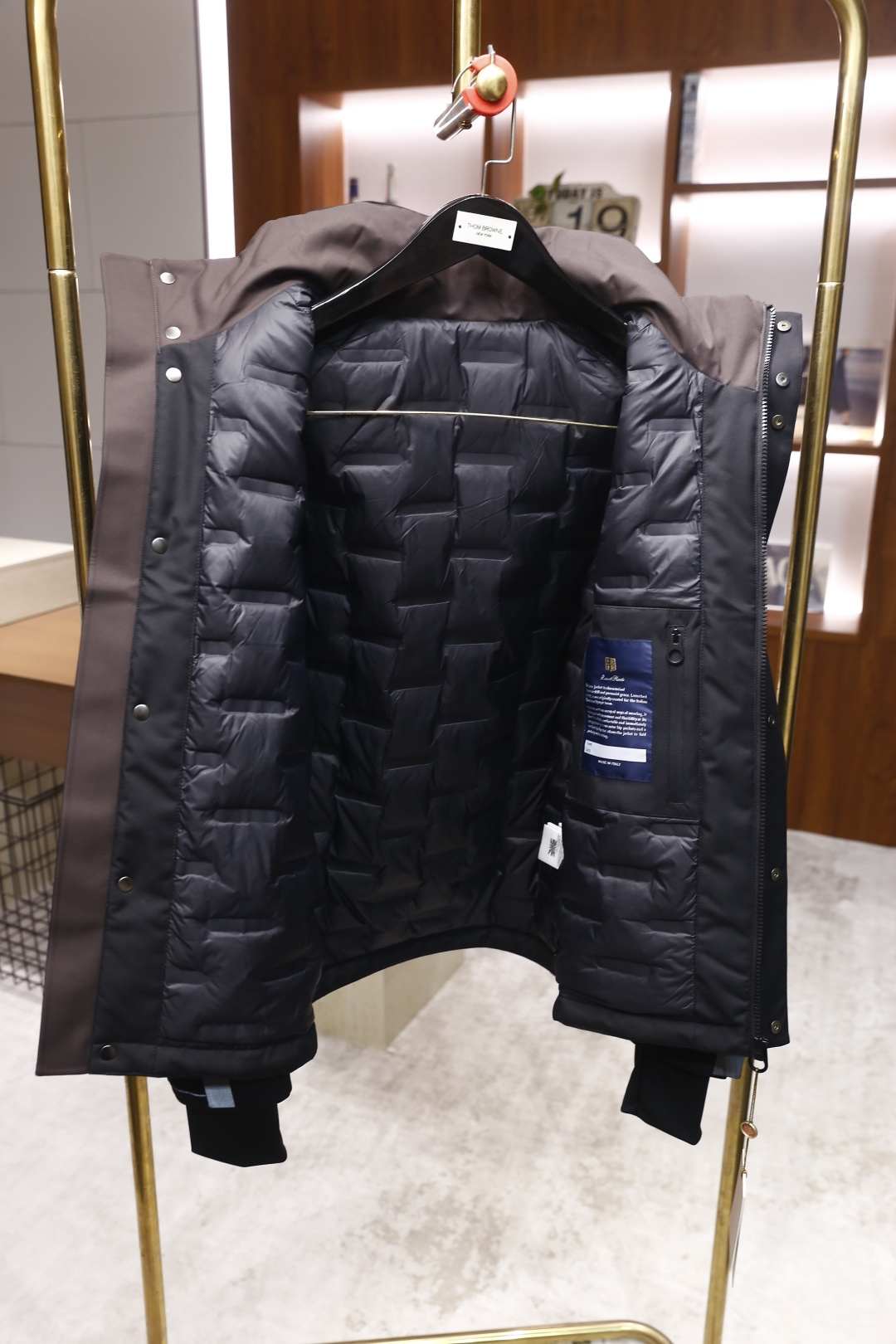 🔥lP🆕.2025秋冬新款！时尚男士黑色连帽外套👍内里采用90白鸭绒填充🔥采用高密度面料，兼具防风与防水