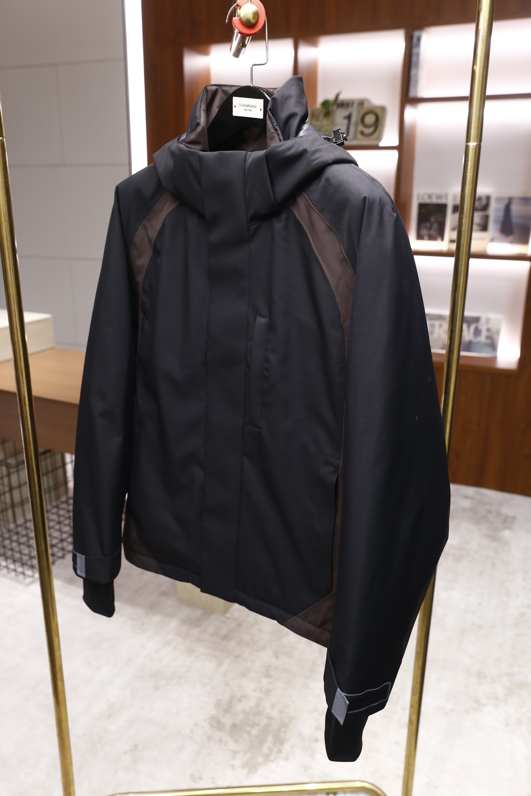 🔥lP🆕.2025秋冬新款！时尚男士黑色连帽外套👍内里采用90白鸭绒填充🔥采用高密度面料，兼具防风与防水