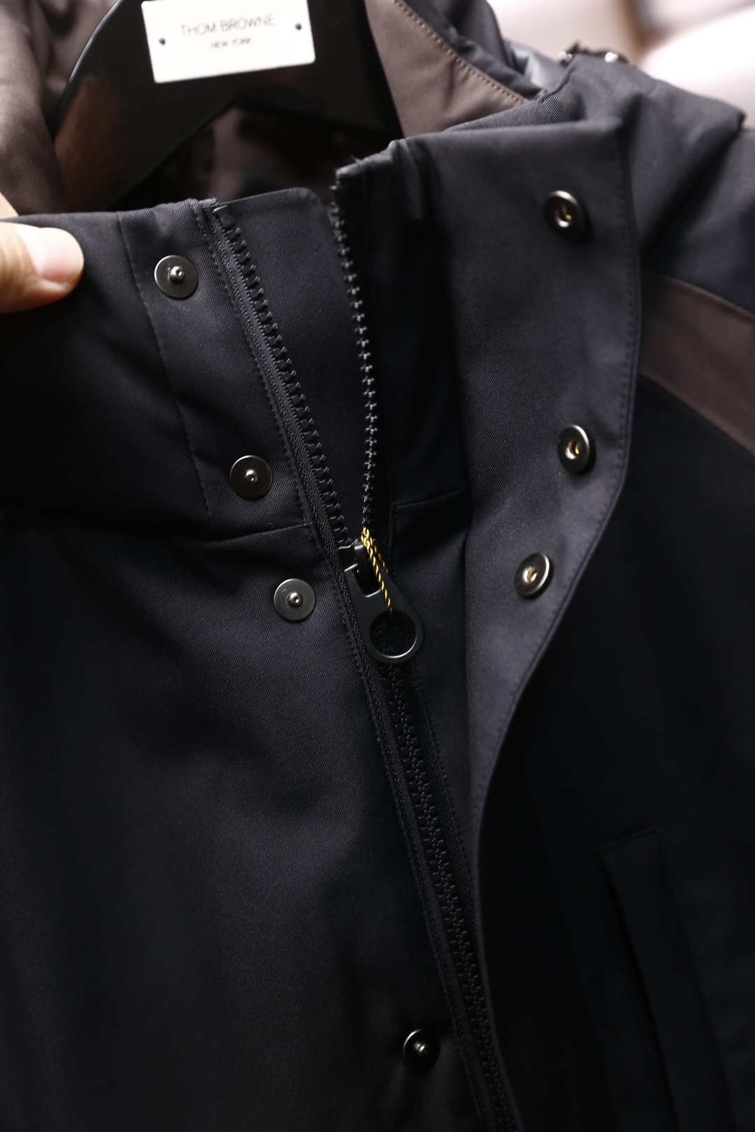 🔥lP🆕.2025秋冬新款！时尚男士黑色连帽外套👍内里采用90白鸭绒填充🔥采用高密度面料，兼具防风与防水