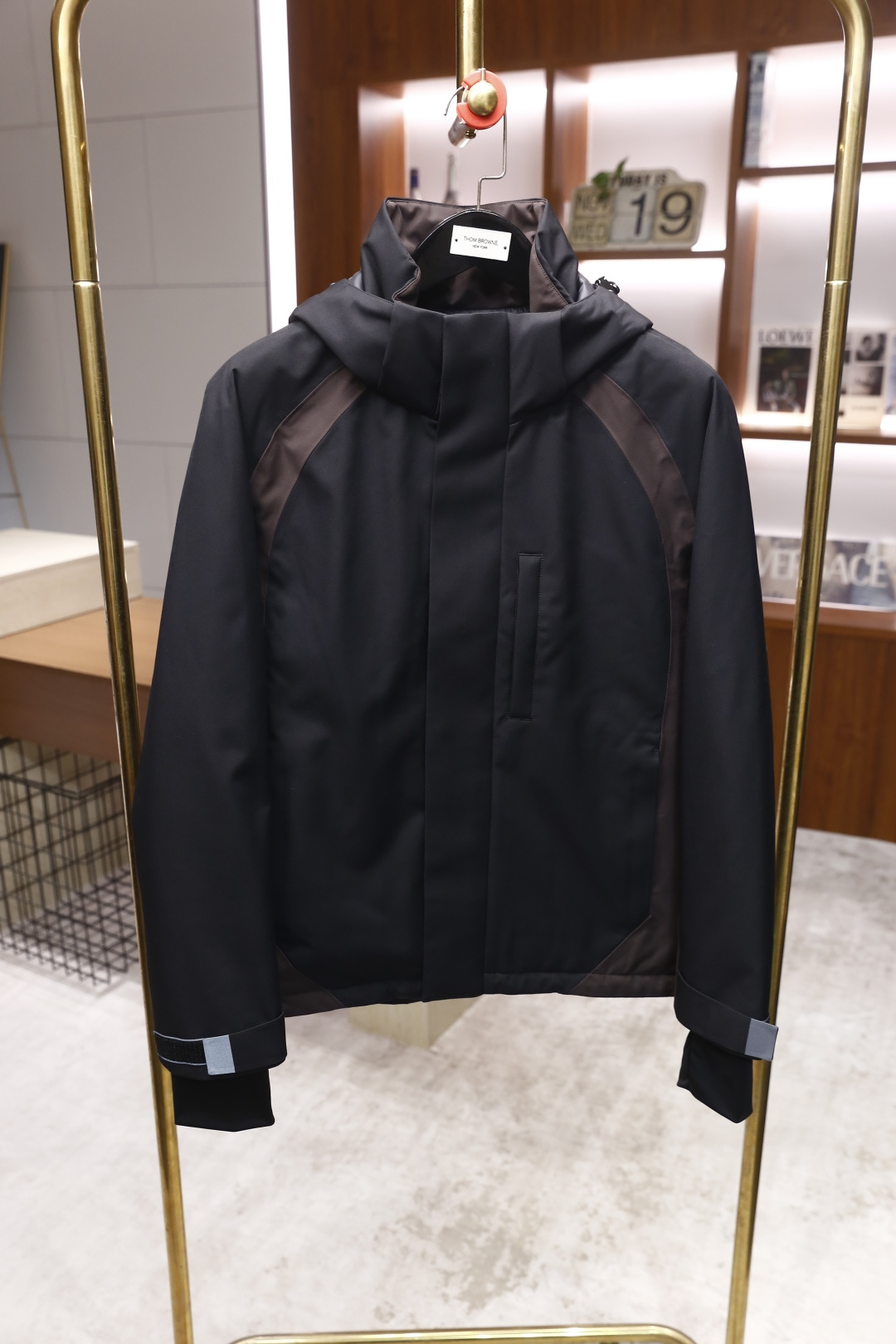 🔥lP🆕.2025秋冬新款！时尚男士黑色连帽外套👍内里采用90白鸭绒填充🔥采用高密度面料，兼具防风与防水