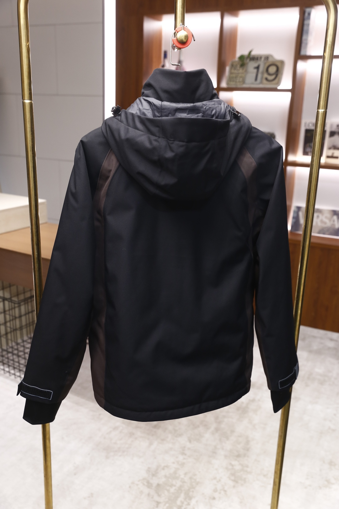 🔥lP🆕.2025秋冬新款！时尚男士黑色连帽外套👍内里采用90白鸭绒填充🔥采用高密度面料，兼具防风与防水