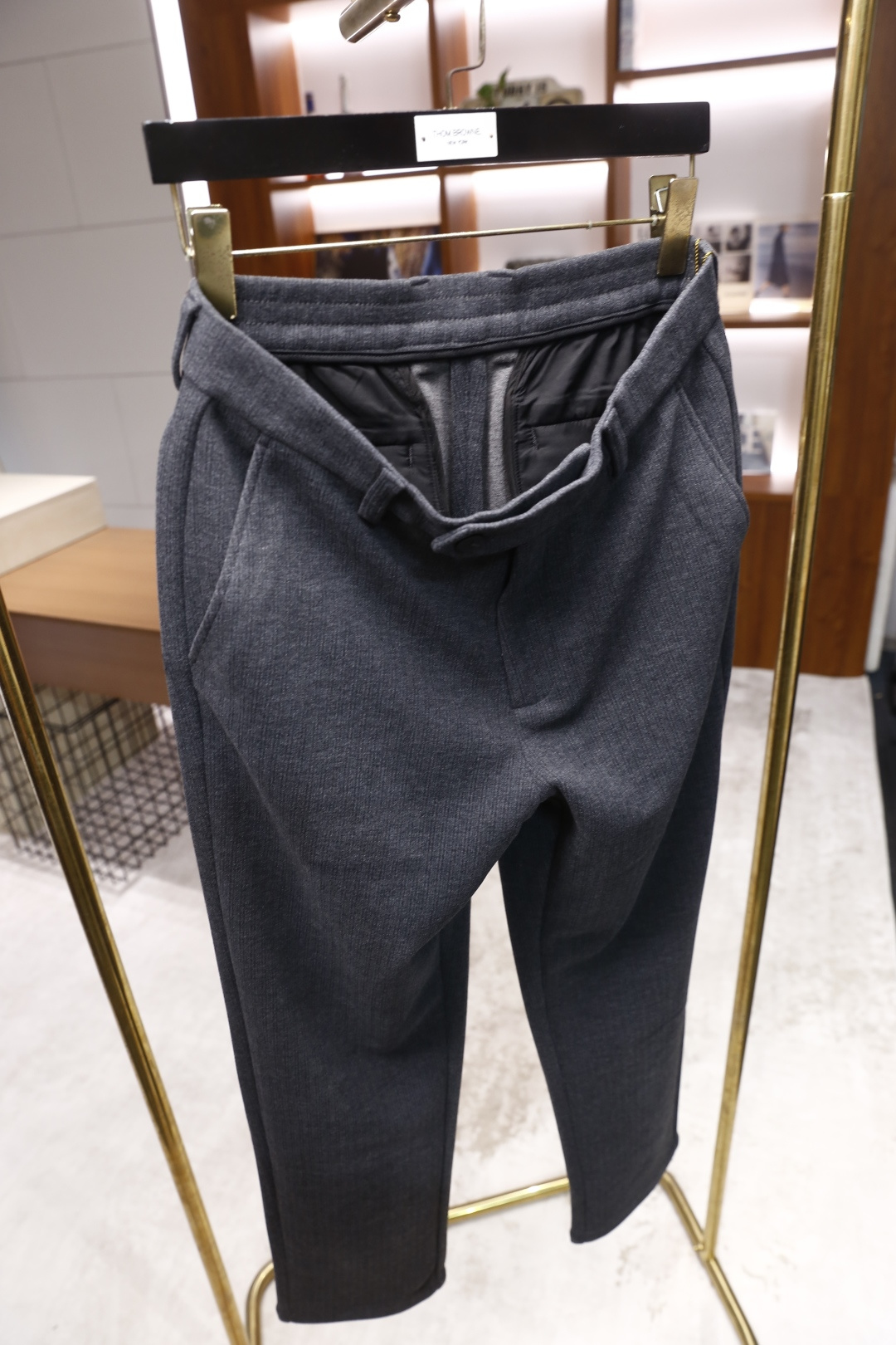 🔥迪奥/Christian Dior.2025秋冬新款！时尚男士百搭休闲裤，采用了质感细腻的混纺面料，呈