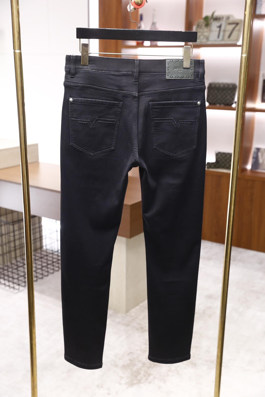 🔥杜嘉班纳.2025秋冬新款！时尚男士百搭牛仔裤👖采用客供水洗弹力牛仔裤！奢华经典Logo设计！时尚潮流