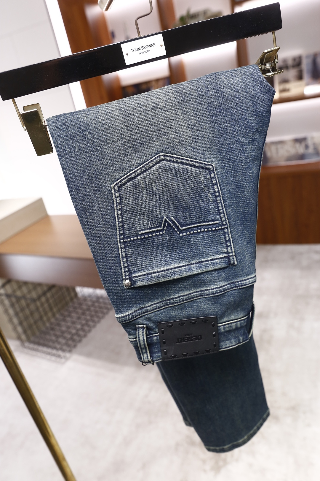 🔥杜嘉班纳.2025秋冬新款！时尚男士百搭牛仔裤👖采用客供水洗弹力牛仔裤！奢华经典Logo设计！时尚潮流