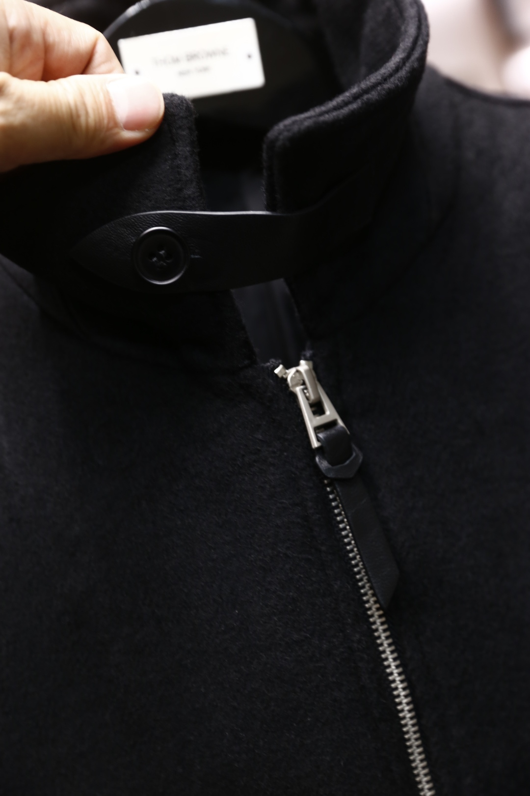 🔥lP🆕.2025秋冬新款🆕时尚男士翻领羊毛夹克👍采用舒适保暖羊毛面料，质地柔软细腻，触感亲肤。它既保留