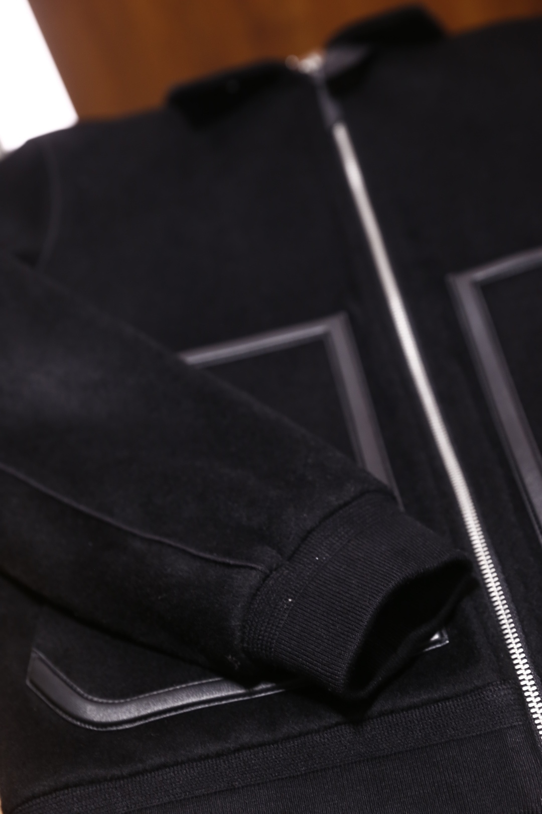 🔥lP🆕.2025秋冬新款🆕时尚男士翻领羊毛夹克👍采用舒适保暖羊毛面料，质地柔软细腻，触感亲肤。它既保留