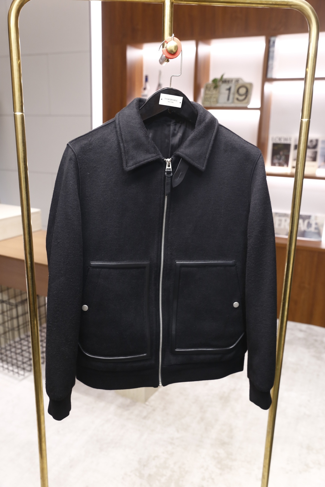 🔥lP🆕.2025秋冬新款🆕时尚男士翻领羊毛夹克👍采用舒适保暖羊毛面料，质地柔软细腻，触感亲肤。它既保留