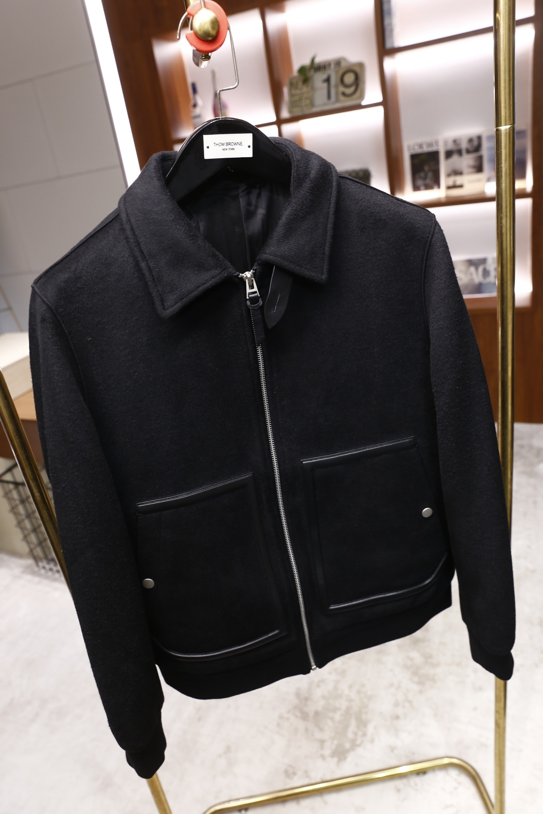 🔥lP🆕.2025秋冬新款🆕时尚男士翻领羊毛夹克👍采用舒适保暖羊毛面料，质地柔软细腻，触感亲肤。它既保留