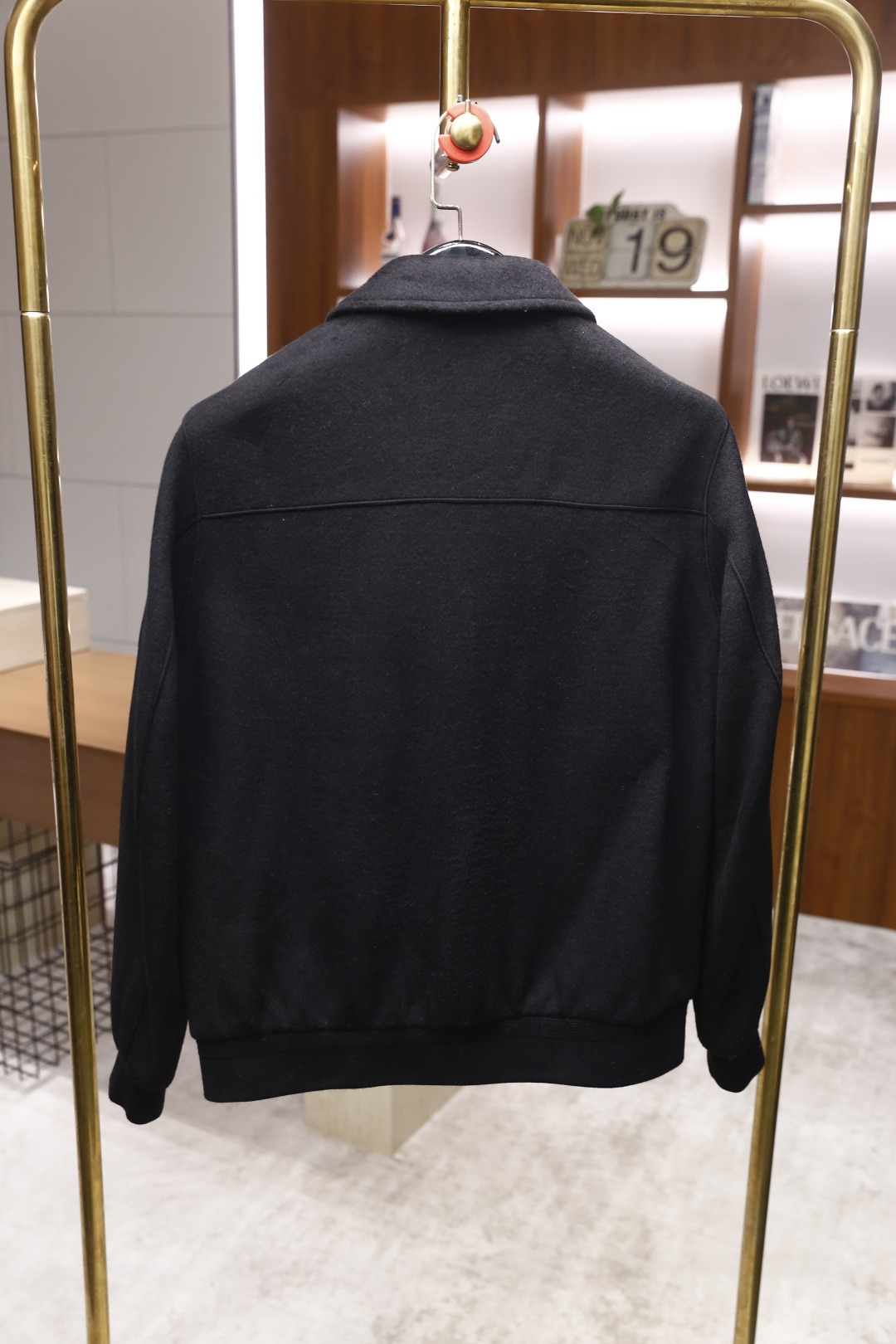 🔥lP🆕.2025秋冬新款🆕时尚男士翻领羊毛夹克👍采用舒适保暖羊毛面料，质地柔软细腻，触感亲肤。它既保留