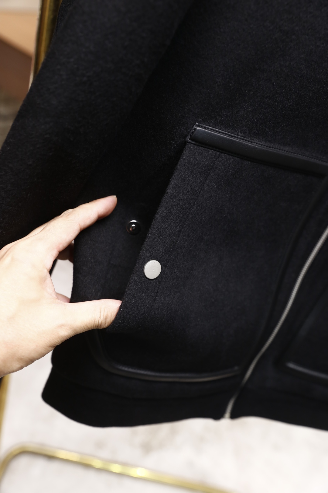 🔥lP🆕.2025秋冬新款🆕时尚男士翻领羊毛夹克👍采用舒适保暖羊毛面料，质地柔软细腻，触感亲肤。它既保留