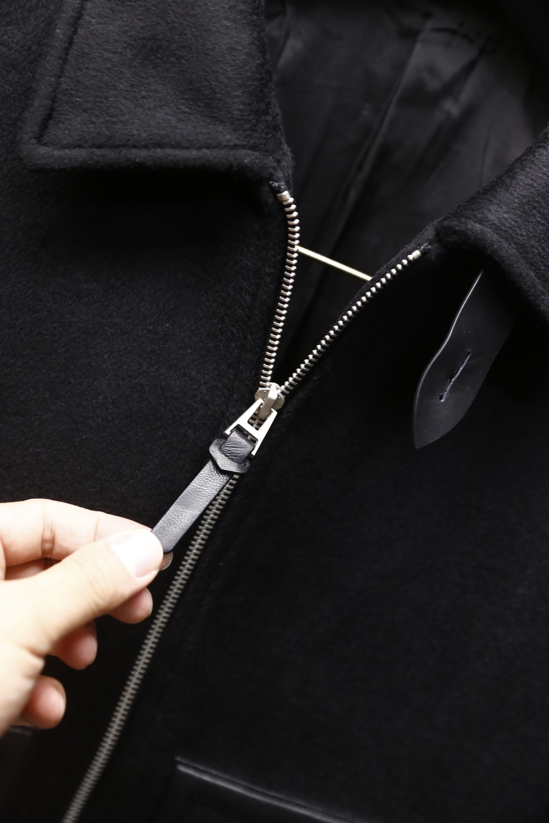 🔥lP🆕.2025秋冬新款🆕时尚男士翻领羊毛夹克👍采用舒适保暖羊毛面料，质地柔软细腻，触感亲肤。它既保留