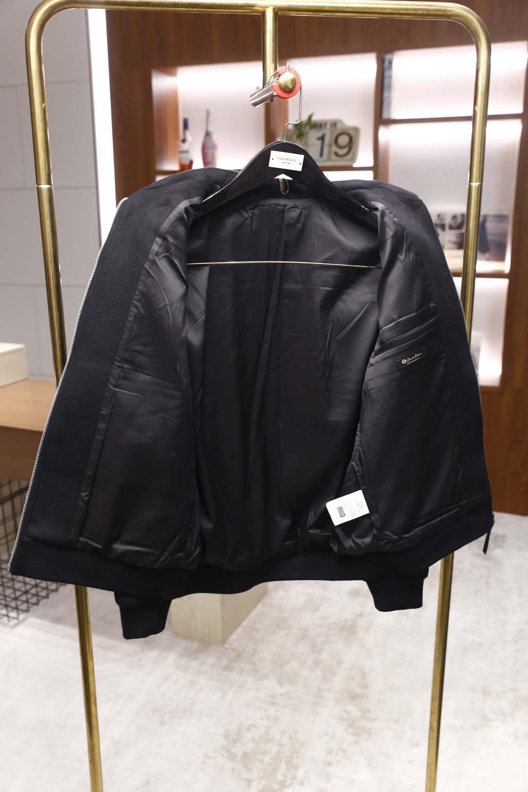 🔥lP🆕.2025秋冬新款🆕时尚男士翻领羊毛夹克👍采用舒适保暖羊毛面料，质地柔软细腻，触感亲肤。它既保留