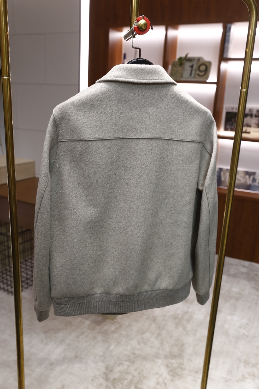 🔥lP🆕.2025秋冬新款🆕时尚男士翻领羊毛夹克👍采用舒适保暖羊毛面料，质地柔软细腻，触感亲肤。它既保留