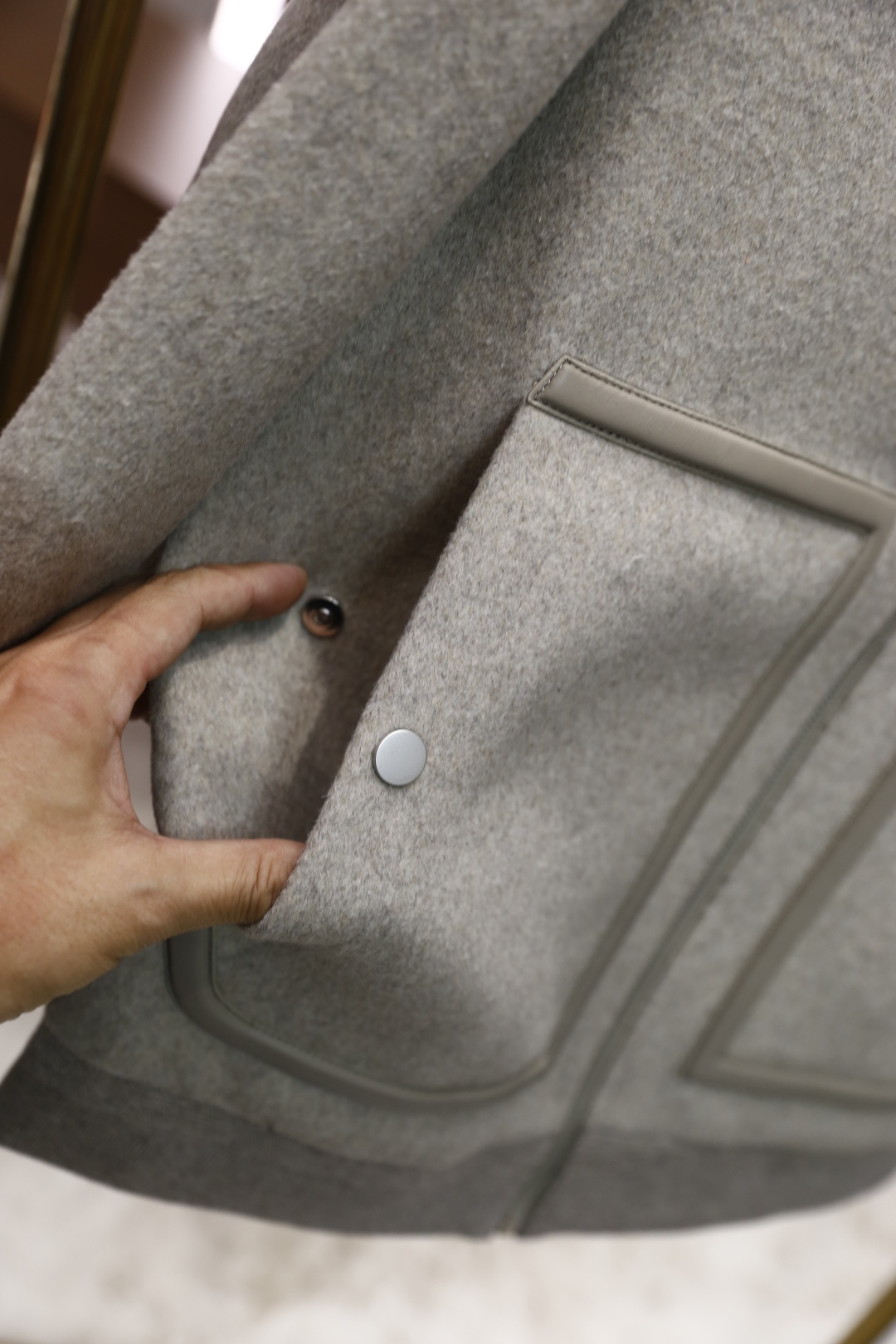 🔥lP🆕.2025秋冬新款🆕时尚男士翻领羊毛夹克👍采用舒适保暖羊毛面料，质地柔软细腻，触感亲肤。它既保留