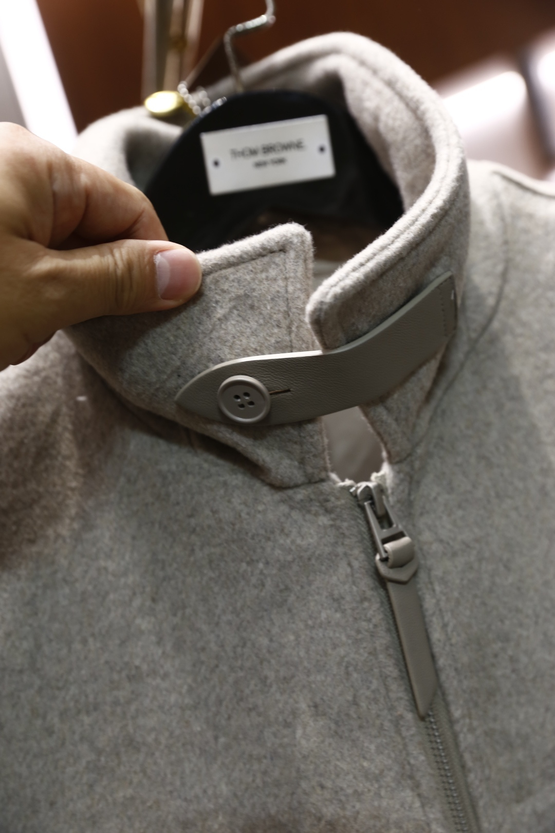 🔥lP🆕.2025秋冬新款🆕时尚男士翻领羊毛夹克👍采用舒适保暖羊毛面料，质地柔软细腻，触感亲肤。它既保留