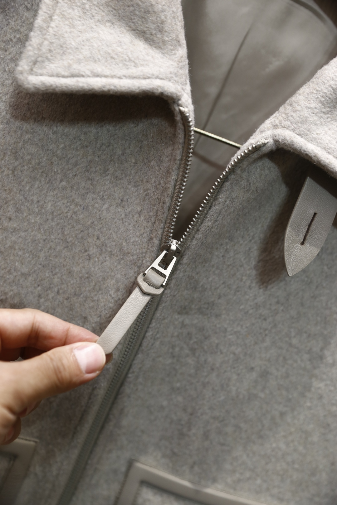 🔥lP🆕.2025秋冬新款🆕时尚男士翻领羊毛夹克👍采用舒适保暖羊毛面料，质地柔软细腻，触感亲肤。它既保留