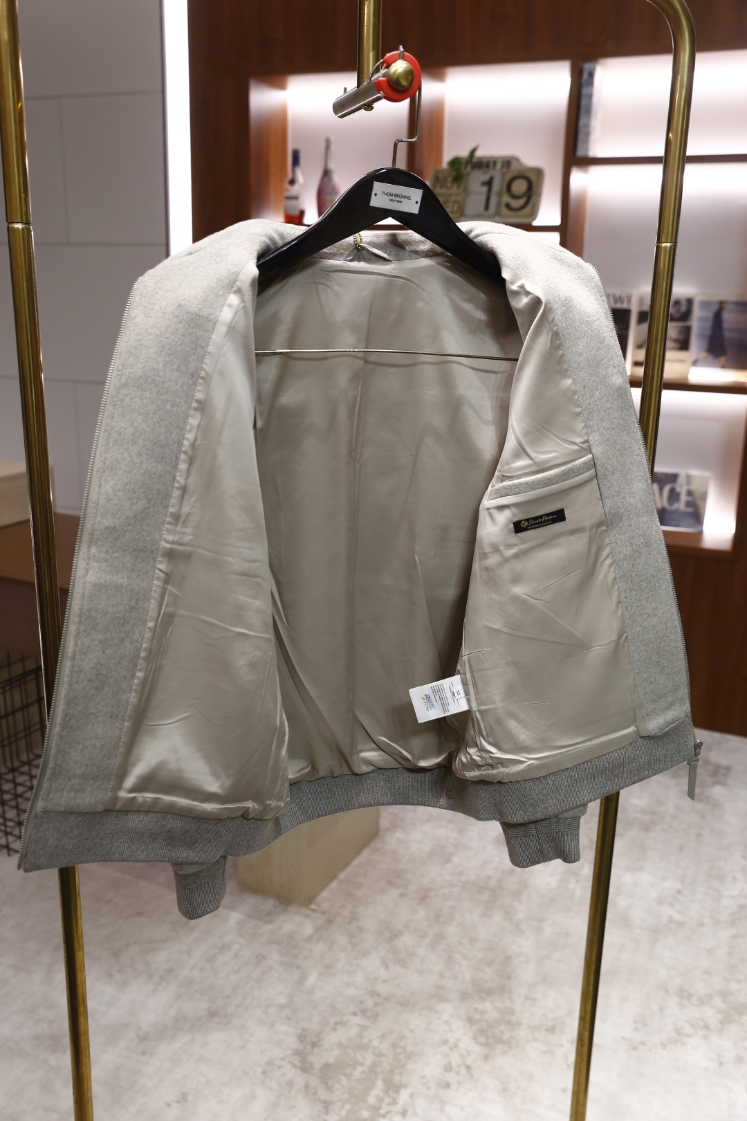 🔥lP🆕.2025秋冬新款🆕时尚男士翻领羊毛夹克👍采用舒适保暖羊毛面料，质地柔软细腻，触感亲肤。它既保留