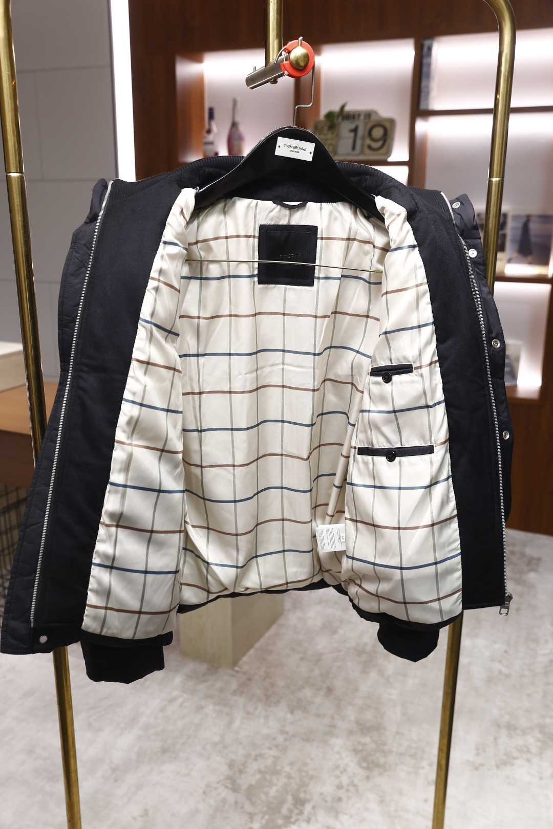 🔥杜嘉班纳.25秋冬新款男士立领羽绒服🆕设计兼具保暖性与时尚感。它的领口采用立领与罗纹拼接的设计，既能贴