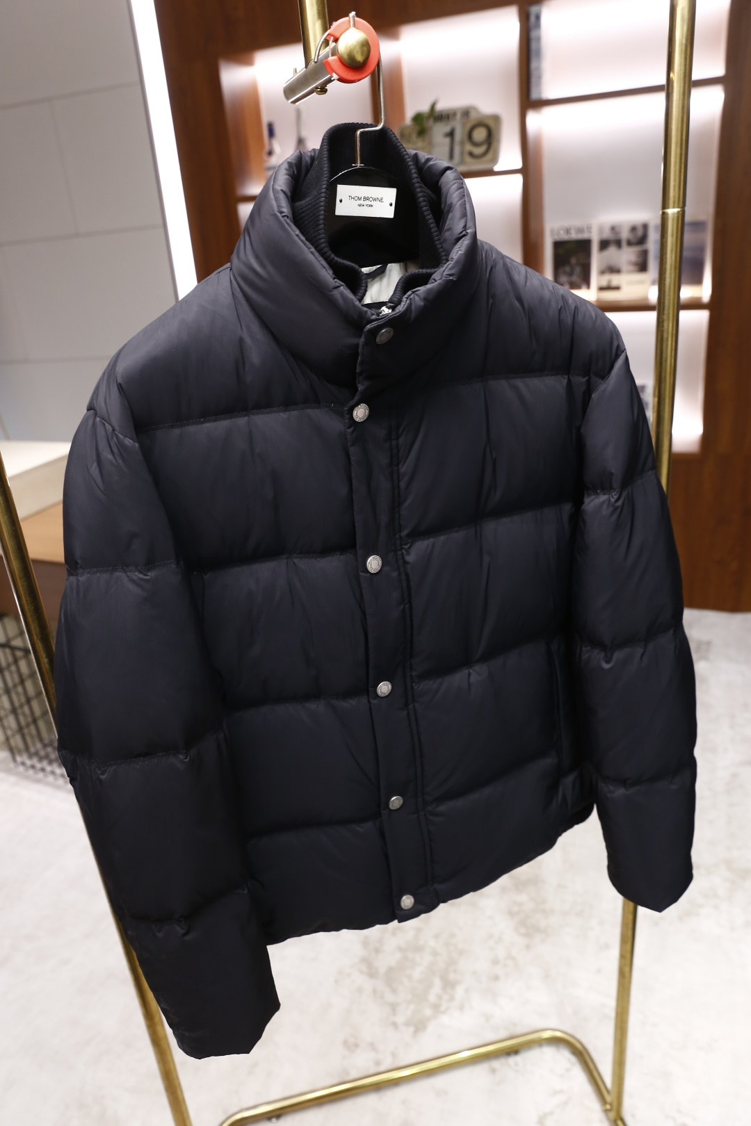 🔥杜嘉班纳.25秋冬新款男士立领羽绒服🆕设计兼具保暖性与时尚感。它的领口采用立领与罗纹拼接的设计，既能贴