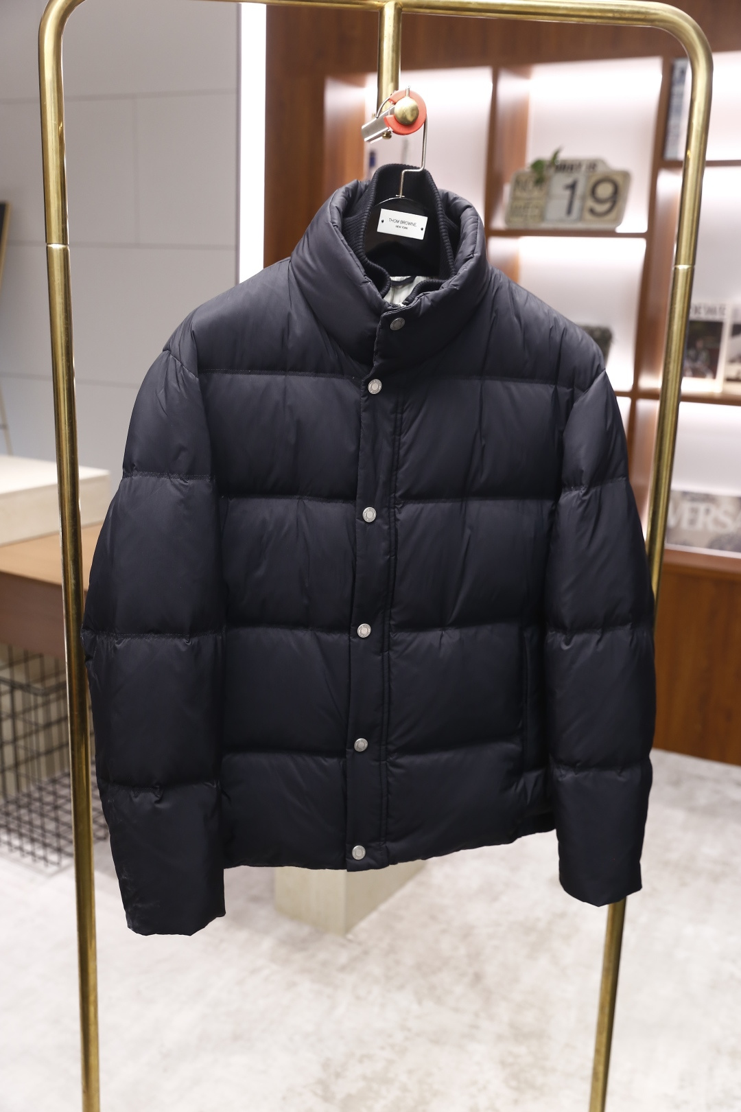 🔥杜嘉班纳.25秋冬新款男士立领羽绒服🆕设计兼具保暖性与时尚感。它的领口采用立领与罗纹拼接的设计，既能贴