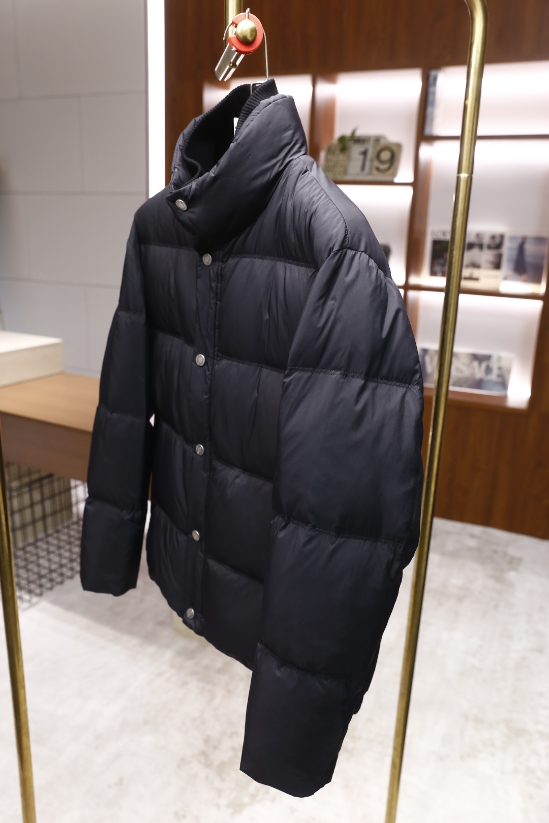 🔥杜嘉班纳.25秋冬新款男士立领羽绒服🆕设计兼具保暖性与时尚感。它的领口采用立领与罗纹拼接的设计，既能贴