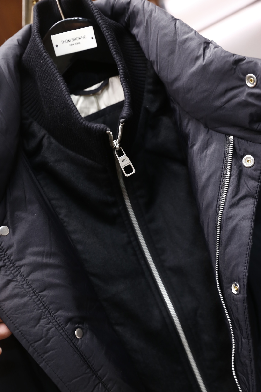 🔥杜嘉班纳.25秋冬新款男士立领羽绒服🆕设计兼具保暖性与时尚感。它的领口采用立领与罗纹拼接的设计，既能贴