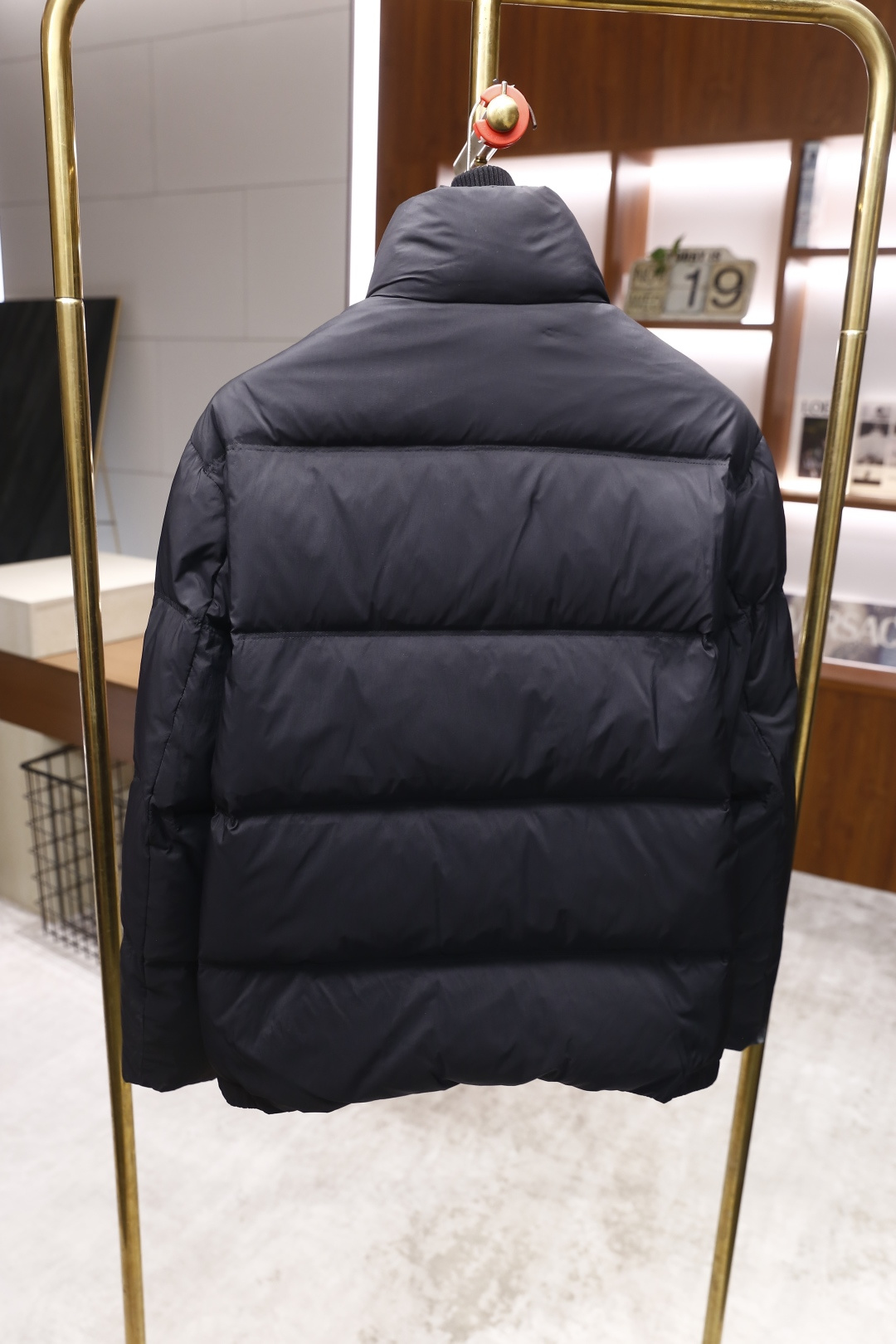 🔥杜嘉班纳.25秋冬新款男士立领羽绒服🆕设计兼具保暖性与时尚感。它的领口采用立领与罗纹拼接的设计，既能贴