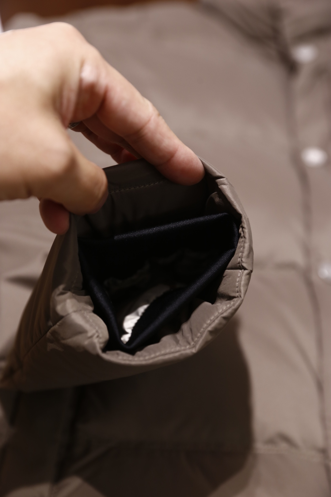 🔥杜嘉班纳.25秋冬新款男士立领羽绒服🆕设计兼具保暖性与时尚感。它的领口采用立领与罗纹拼接的设计，既能贴