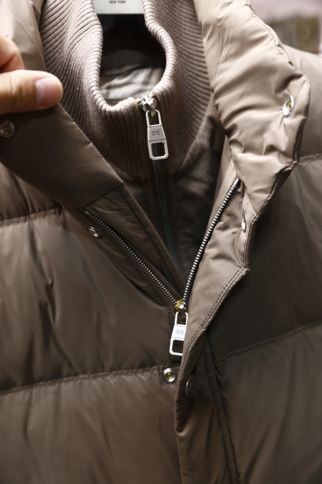 🔥杜嘉班纳.25秋冬新款男士立领羽绒服🆕设计兼具保暖性与时尚感。它的领口采用立领与罗纹拼接的设计，既能贴