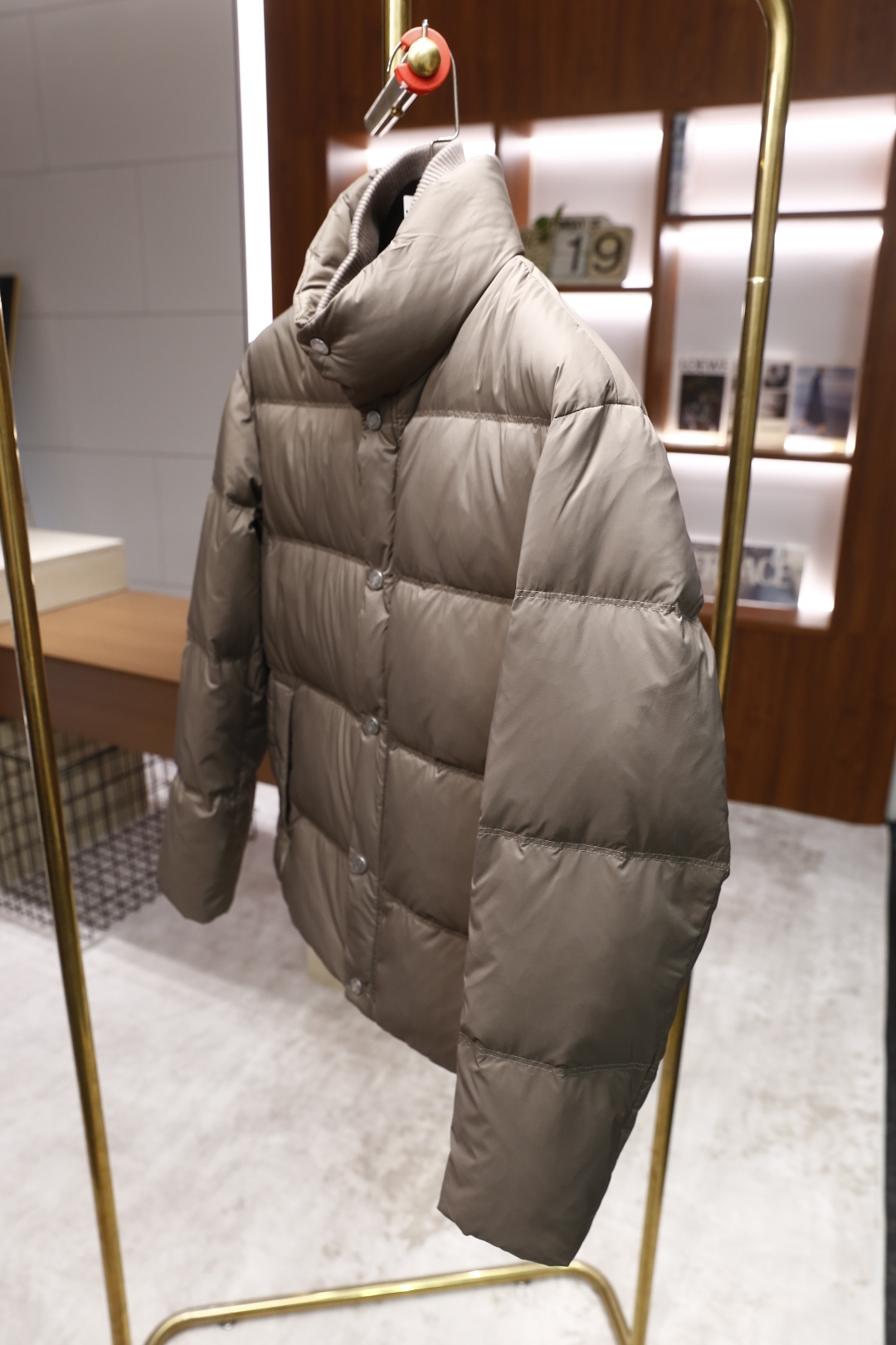 🔥杜嘉班纳.25秋冬新款男士立领羽绒服🆕设计兼具保暖性与时尚感。它的领口采用立领与罗纹拼接的设计，既能贴