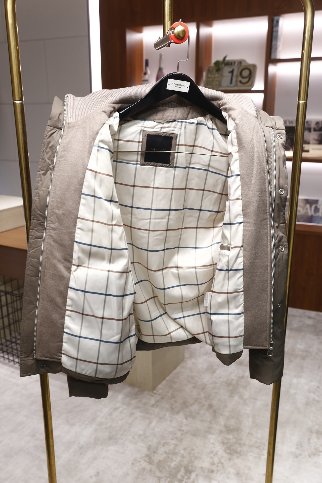 🔥杜嘉班纳.25秋冬新款男士立领羽绒服🆕设计兼具保暖性与时尚感。它的领口采用立领与罗纹拼接的设计，既能贴