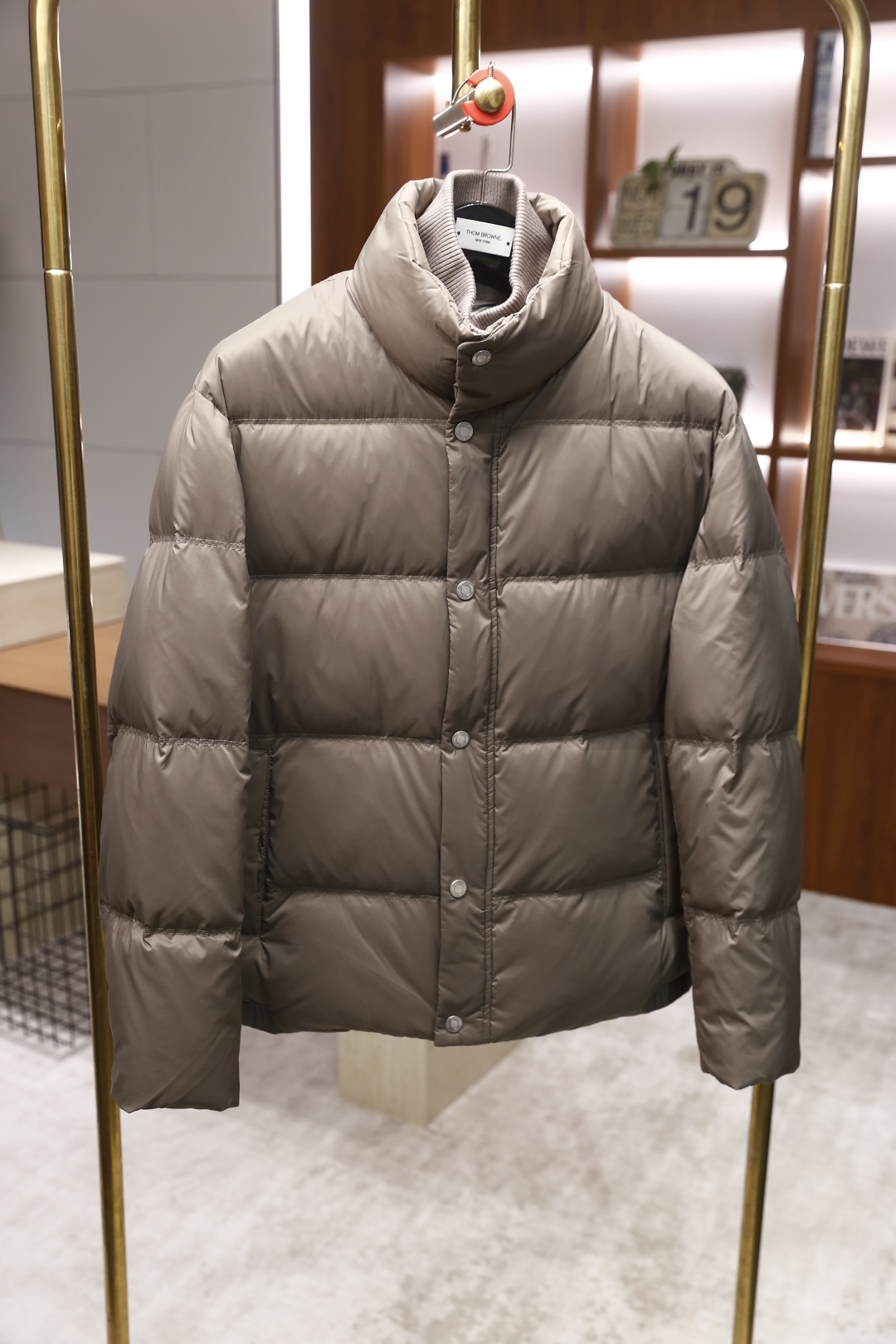 🔥杜嘉班纳.25秋冬新款男士立领羽绒服🆕设计兼具保暖性与时尚感。它的领口采用立领与罗纹拼接的设计，既能贴