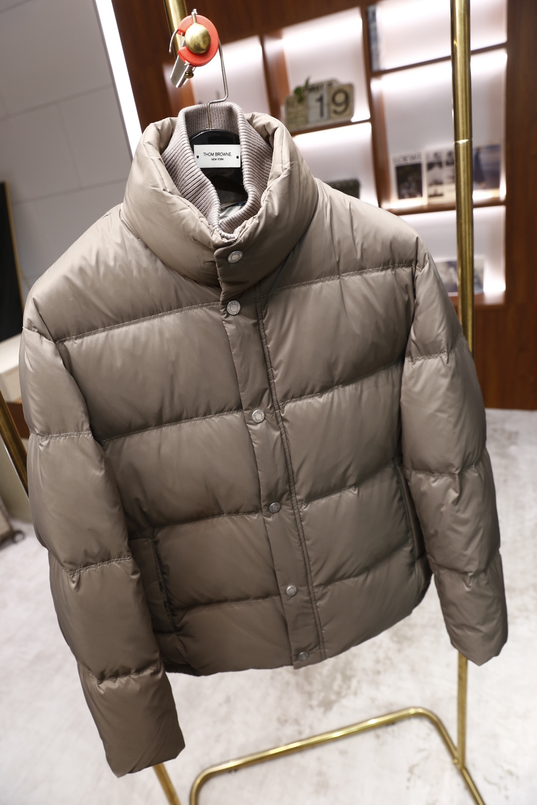 🔥杜嘉班纳.25秋冬新款男士立领羽绒服🆕设计兼具保暖性与时尚感。它的领口采用立领与罗纹拼接的设计，既能贴