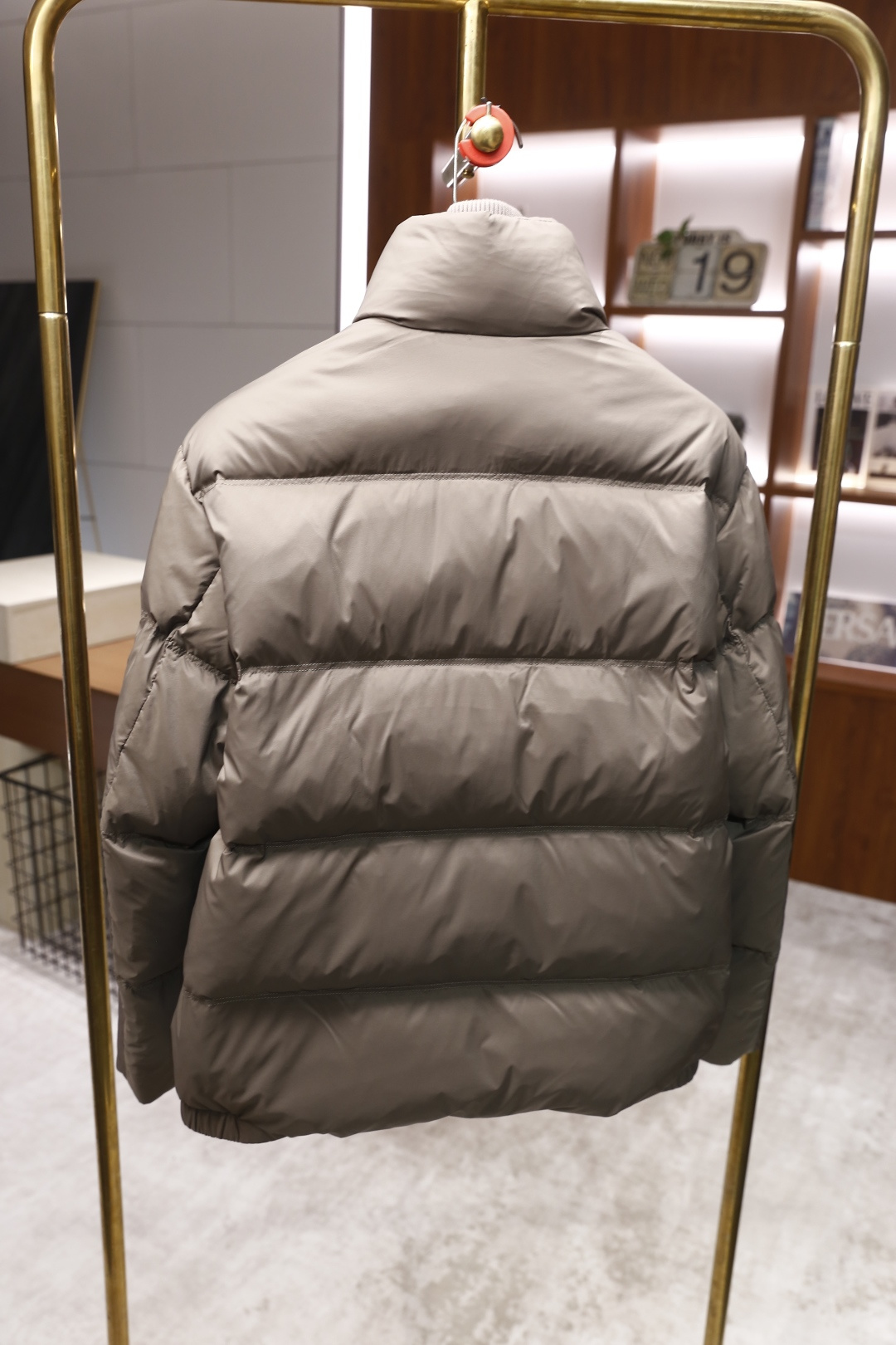 🔥杜嘉班纳.25秋冬新款男士立领羽绒服🆕设计兼具保暖性与时尚感。它的领口采用立领与罗纹拼接的设计，既能贴