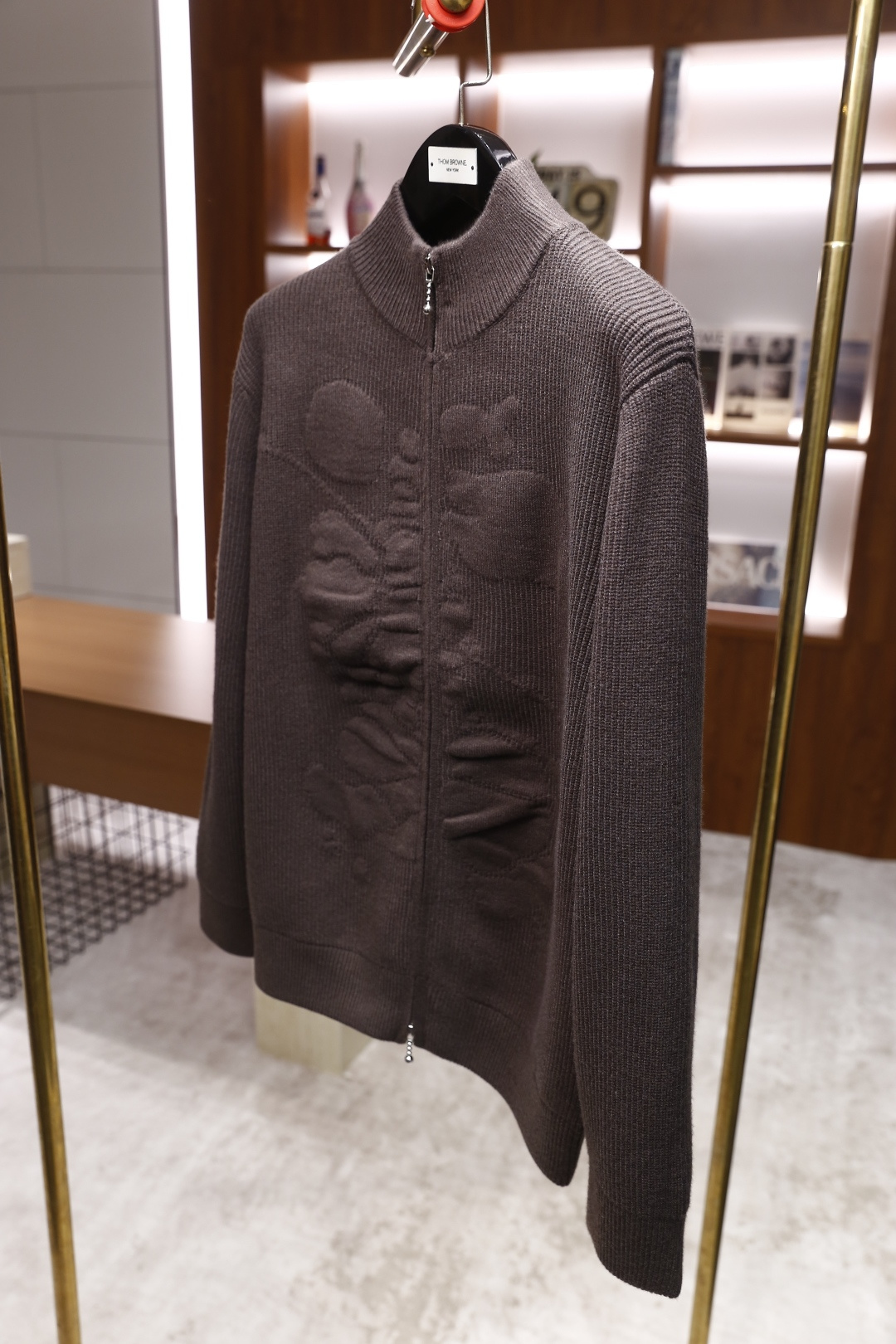 🔥lP🆕.2025秋冬新款男士立领拉链针织衫👍以经典的高领设计为基础，领口和袖口采用细腻的罗纹针织工艺，