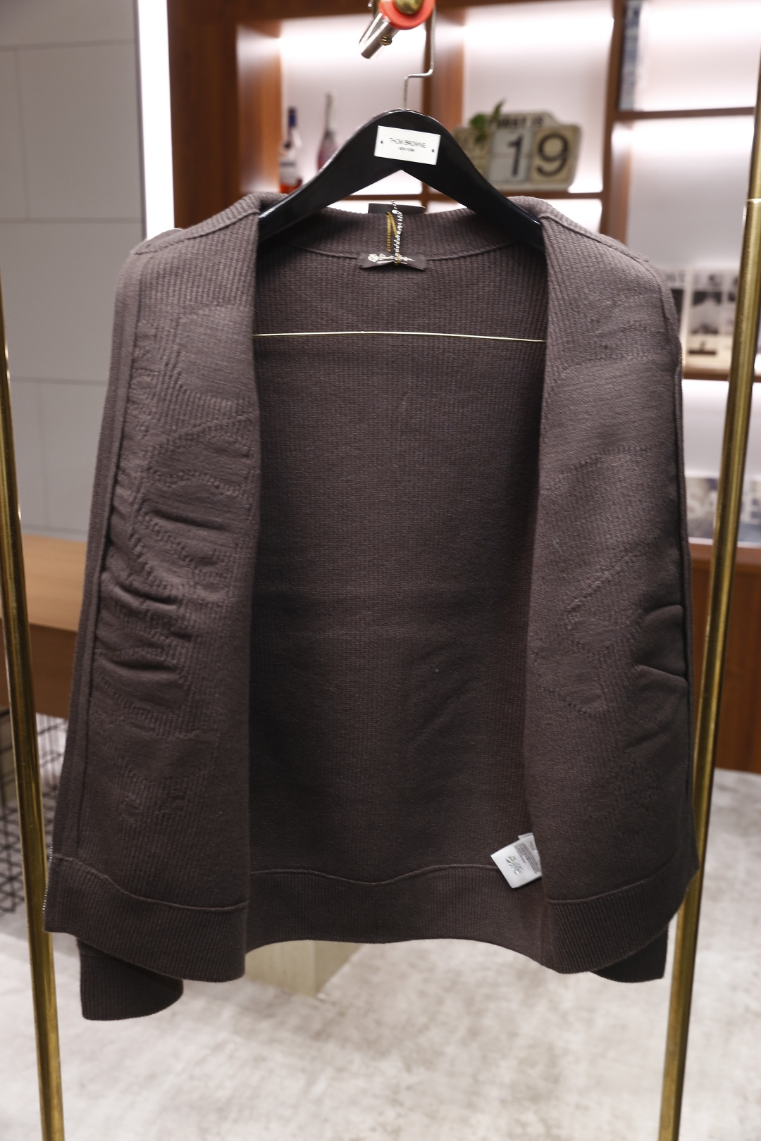 🔥lP🆕.2025秋冬新款男士立领拉链针织衫👍以经典的高领设计为基础，领口和袖口采用细腻的罗纹针织工艺，