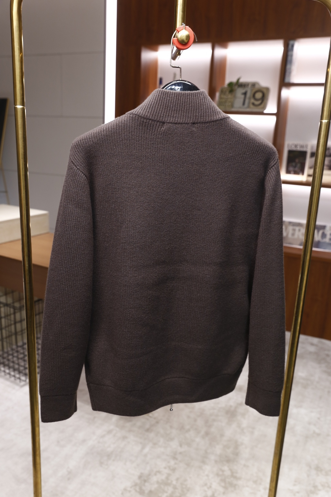 🔥lP🆕.2025秋冬新款男士立领拉链针织衫👍以经典的高领设计为基础，领口和袖口采用细腻的罗纹针织工艺，