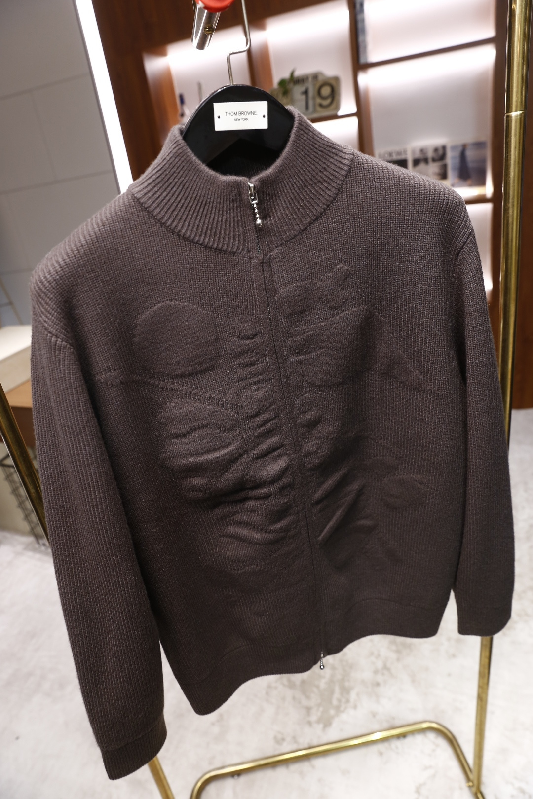 🔥lP🆕.2025秋冬新款男士立领拉链针织衫👍以经典的高领设计为基础，领口和袖口采用细腻的罗纹针织工艺，