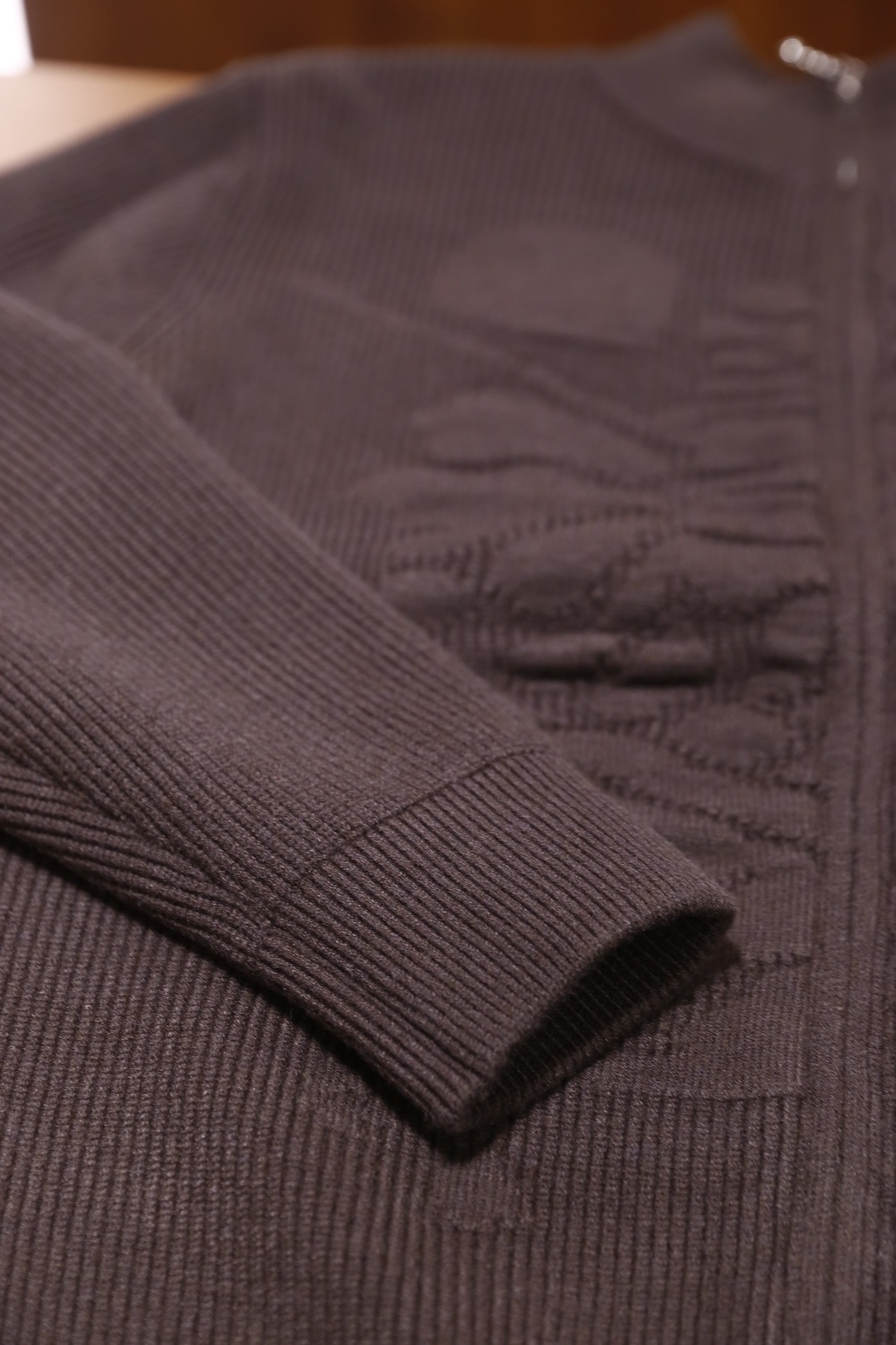 🔥lP🆕.2025秋冬新款男士立领拉链针织衫👍以经典的高领设计为基础，领口和袖口采用细腻的罗纹针织工艺，