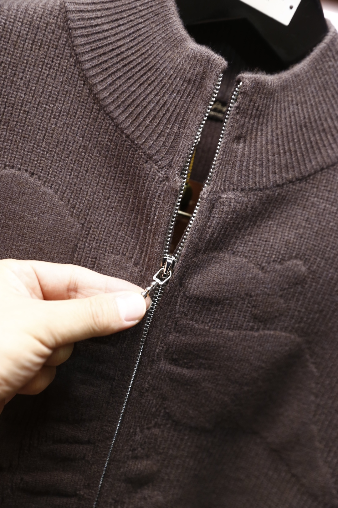 🔥lP🆕.2025秋冬新款男士立领拉链针织衫👍以经典的高领设计为基础，领口和袖口采用细腻的罗纹针织工艺，
