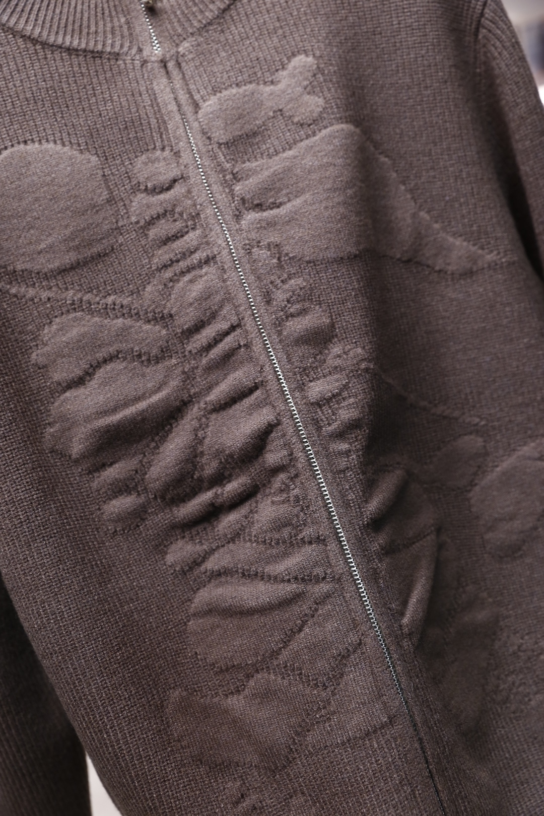 🔥lP🆕.2025秋冬新款男士立领拉链针织衫👍以经典的高领设计为基础，领口和袖口采用细腻的罗纹针织工艺，