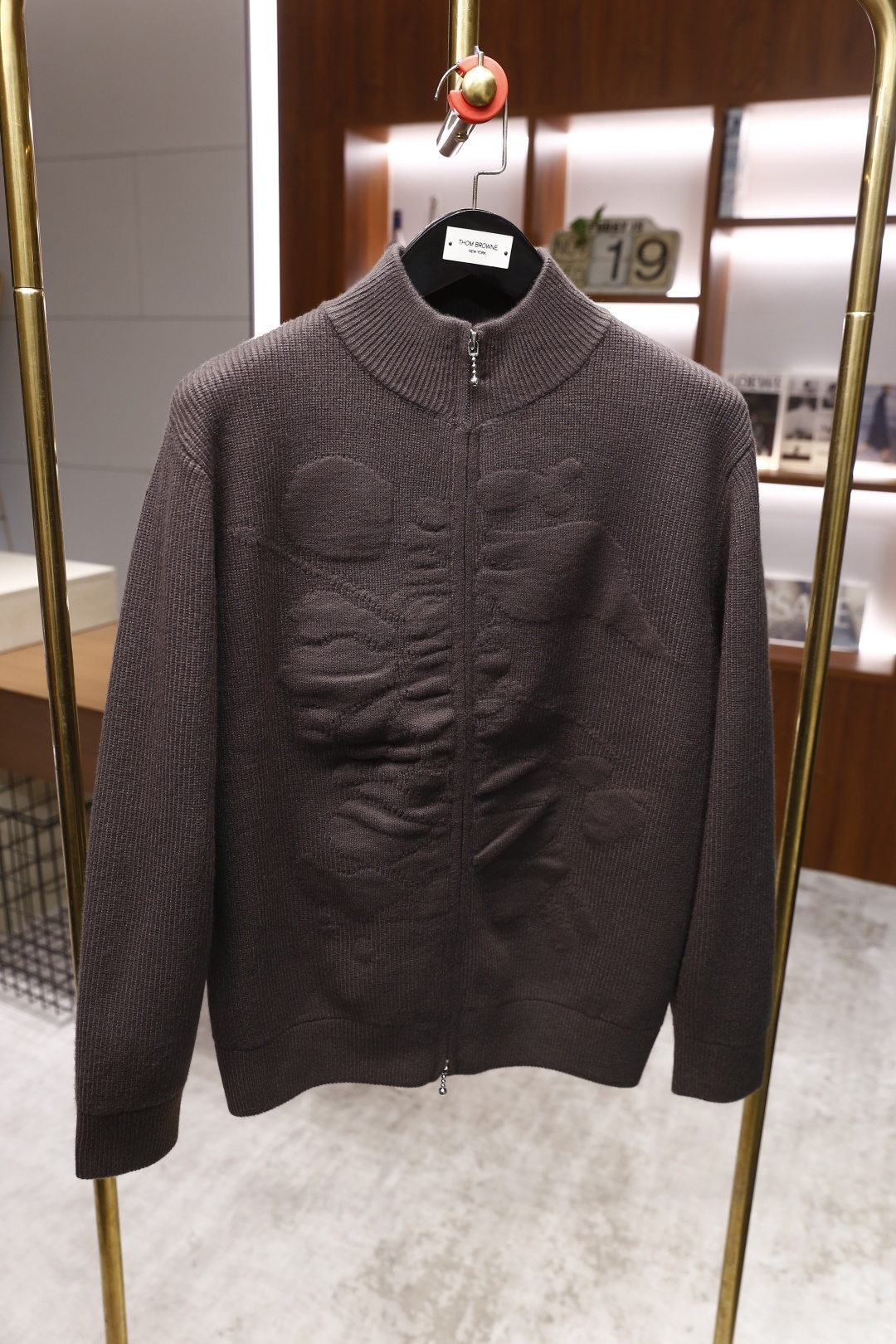 🔥lP🆕.2025秋冬新款男士立领拉链针织衫👍以经典的高领设计为基础，领口和袖口采用细腻的罗纹针织工艺，