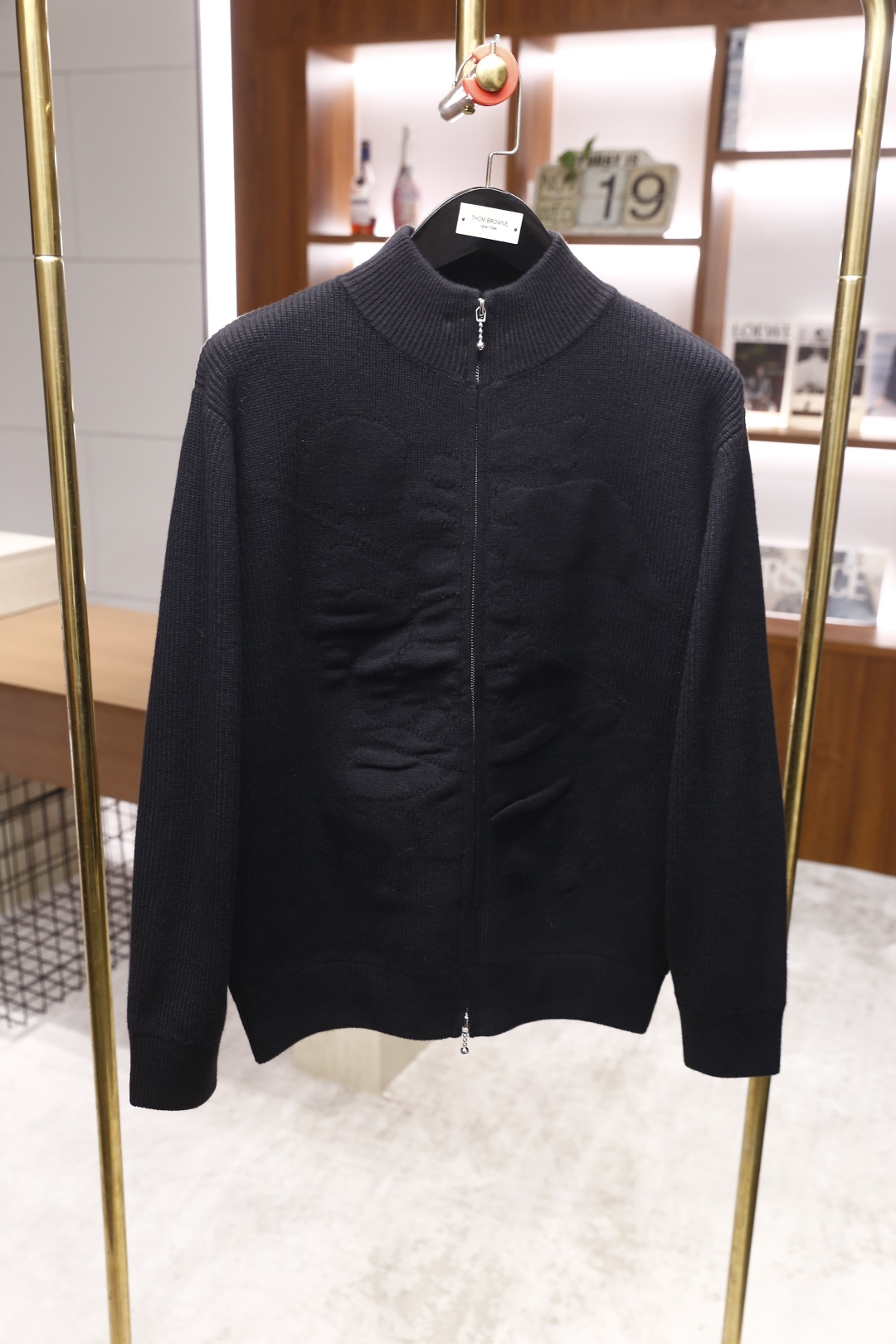 🔥lP🆕.2025秋冬新款男士立领拉链针织衫👍以经典的高领设计为基础，领口和袖口采用细腻的罗纹针织工艺，